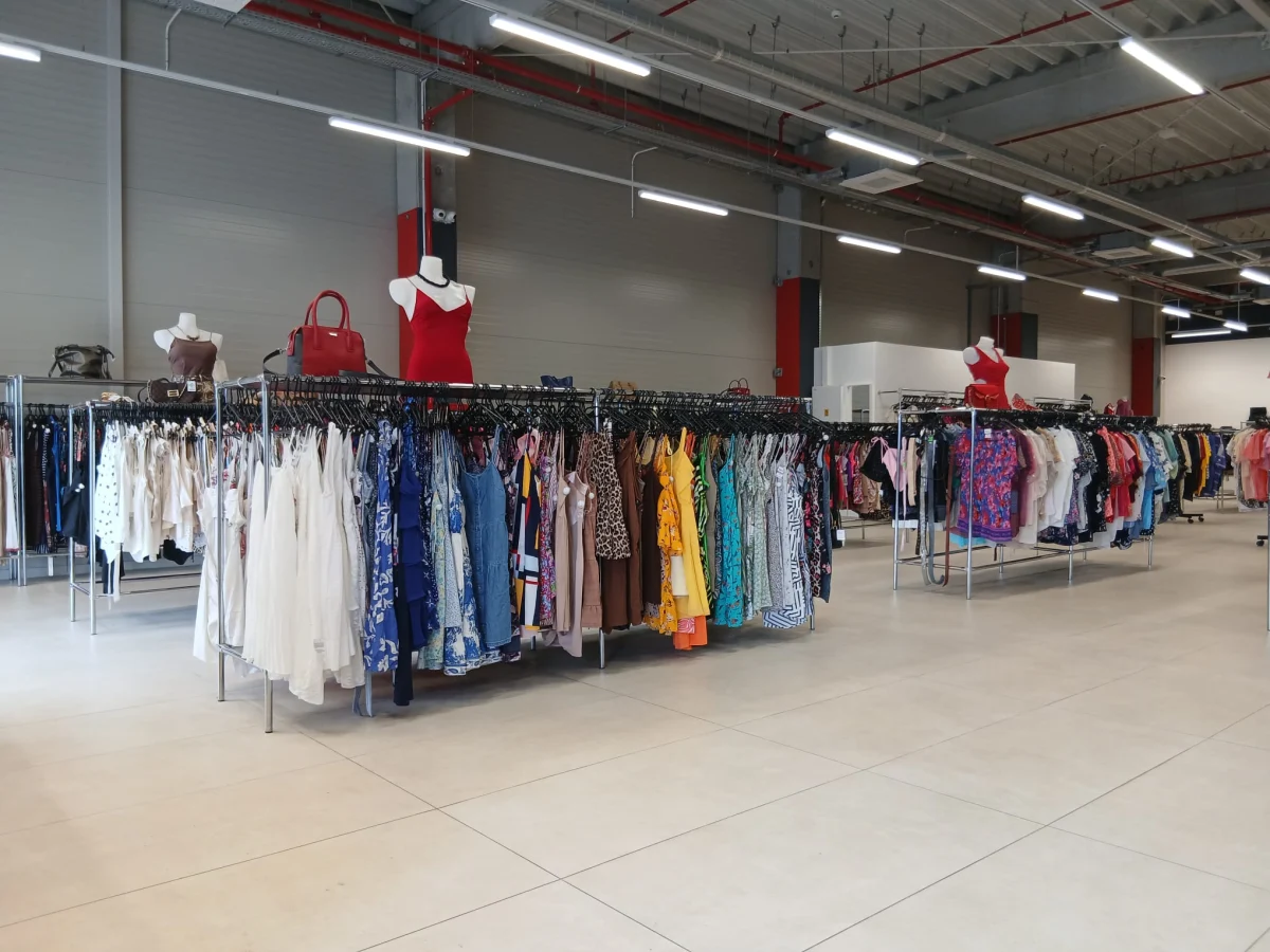 mosnita-noua-haine-de-marca-second-hand-seky