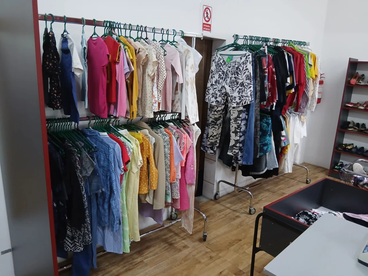 negresti-oas-haine-de-marca-second-hand-seky-1
