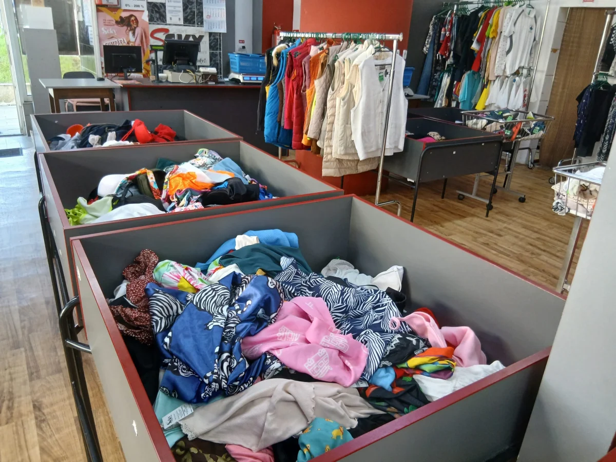 negresti-oas-haine-de-marca-second-hand-seky